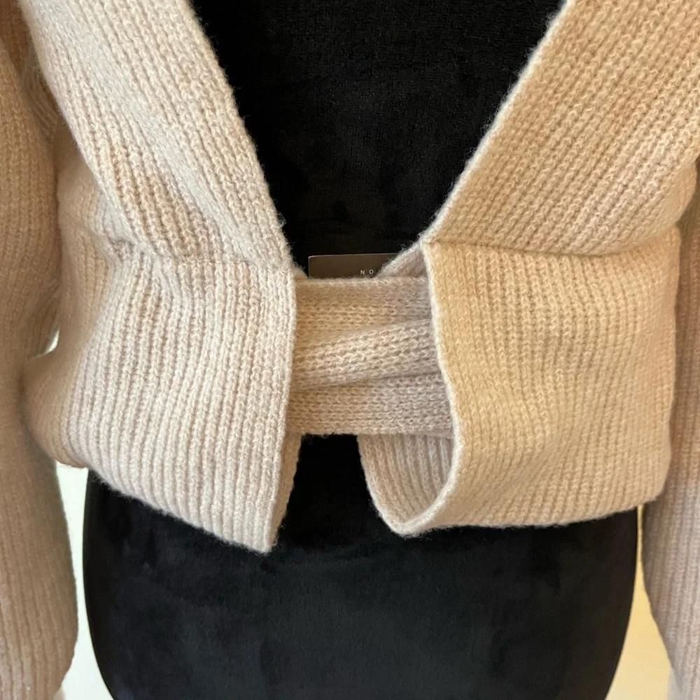 Confusing Sweater - Picture 4 of 6